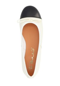 Chaussures ballerines avec une tige en tissu blanc et un embout rond noir, ornées d'un petit nœud à l'avant et d'une semelle intérieure beige.