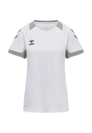 Biała sportowa koszulka z krótkim rękawem z szarymi akcentami na ramionach i mankietach, z czarnym logo hummel na lewej stronie klatki piersiowej.