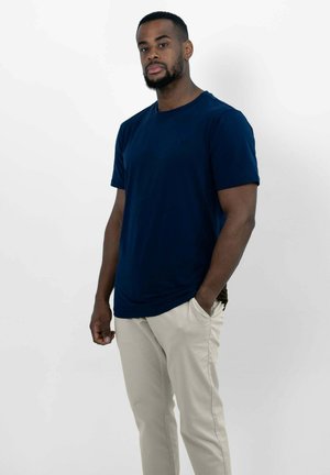 Marineblauwe t-shirt met korte mouwen in een gladde katoenmix, gecombineerd met crèmekleurige, slim-fit chino's met zijzakken.