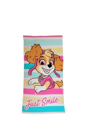 Handtuch mit farbig gestreiftem Hintergrund, auf dem ein lächelnder Cartoon-Hund mit rosa Outfit zu sehen ist, und dem Text "Just Smile" unten.
