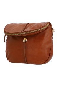 Brązowa skórzana torba crossbody z górnym zamkiem, zaokrąglonym kształtem i złotym zapięciem na guzik na przedniej klapie.
