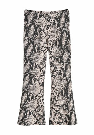 Pantalone s raširanim nogavicama u uzorku crne i bež zmijske kože. Imaju glatku teksturu i elastičnu struk, dizajnirane za prilagođen siluet.