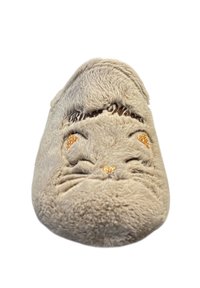Tan pluchen slippers met een zachte textuur, met een kattengezichtontwerp, glinsterende gouden accenten voor de ogen en neus, afgeronde vorm.