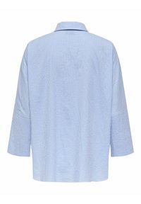 Blauw-witte gestreepte blouse met een kraag, driekwartmouwen en een losse pasvorm. Gemaakt van zachte stof met een gladde textuur.
