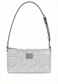 Ezüst színű, steppelt kézitáska texturált, fémes felülettel. Levehető fekete pánttal és a táska elején elhelyezett téglalap alakú márkajelzéssel rendelkezik.