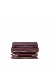 Portefeuille en cuir bordeaux avec plusieurs emplacements pour cartes, un compartiment zippé et une fermeture plate. Texture lisse avec de subtils accents dorés.