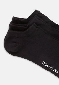 Svarta ankelsockor i mjukt tyg med ribbade muddar. Har en vit "DillySocks"-logotyp på sidan. Förpackningen innehåller flera par.