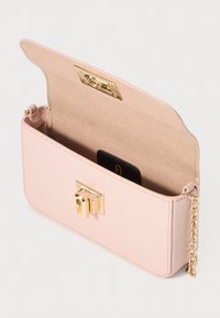 Borsa a tracolla texturizzata rosa con chiusura dorata e tracolla a catena. L'interno è foderato e presenta uno slot per carte.