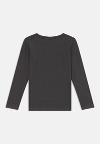 Langärmliges T-Shirt aus dunkelgrauer Baumwolle, mit rundem Ausschnitt, weichem Griff und geradem Schnitt. Keine sichtbaren Muster oder Verzierungen.