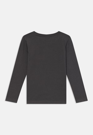 Ilga rankovėmarškiniai tamsiai pilkos medvilnės, su apvaliu kaklu, minkšta tekstūra ir tiesiu kirpimu. Matomų raštų ar papuošimų nėra.