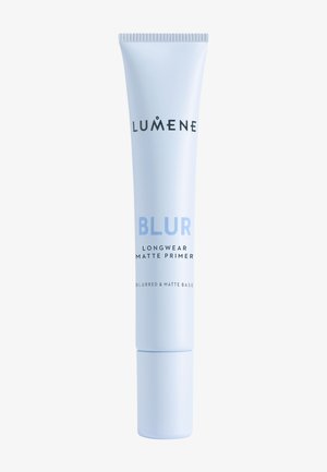 Primer opacizzante a lunga tenuta Lumene Blur in un tubetto squeeze azzurro chiaro con testo nero e blu, in piedi su uno sfondo bianco.