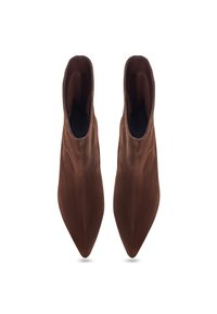 Hnědé kotníkové boty se špičatou špičkou vyrobené z hladkého materiálu, s elegantním designem bez viditelného kování nebo ozdob.