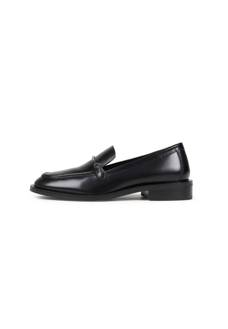 Des mocassins en cuir noir avec un bout arrondi, des coutures à l'avant et un petit accent gris sur le côté. Talon bas, texture lisse.