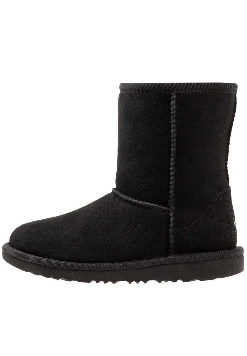 Botas negras de ante hasta el tobillo, con un acabado texturizado, detalles cosidos en las costuras y una suela de goma duradera.
