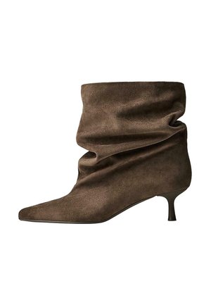 Brauner Wildleder-Stiefelette mit einem lässigen Design, spitzer Zehe und dünnem Absatz. Die Oberfläche ist weich, ohne sichtbare Applikationen oder Verzierungen.
