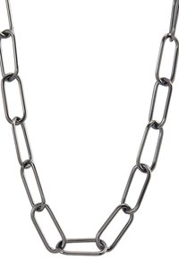 Collier en chaîne métallique composé d'un métal argenté, présentant des maillons ovales allongés avec une texture lisse et une finition uniforme.