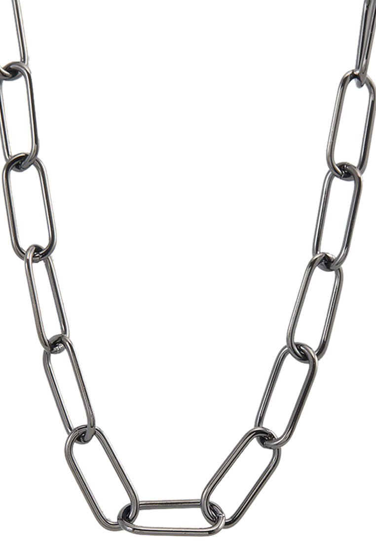 Collier en chaîne métallique composé d'un métal argenté, présentant des maillons ovales allongés avec une texture lisse et une finition uniforme.