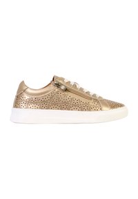 Sneaker dorato metallizzato con motivo floreale perforato, suola in gomma bianca, lacci piatti e dettaglio con zip laterale. Texture liscia.