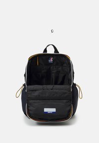 Schwarzer Stoff-Rucksack mit einem oberen Reißverschluss, mehreren Innenfächern, kontrastierenden orangefarbenen Akzenten und einem vorderen Reißverschlussfach.