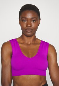 Athleta AURORA U NECK MUSCLE BRA A-C - Sutiã desportivo de suporte ligeiro - jazzy purple