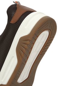 Zapatilla negra texturizada con acentos de cuero marrón, entresuela blanca y suela de goma marrón con un diseño de banda de rodadura estampado.