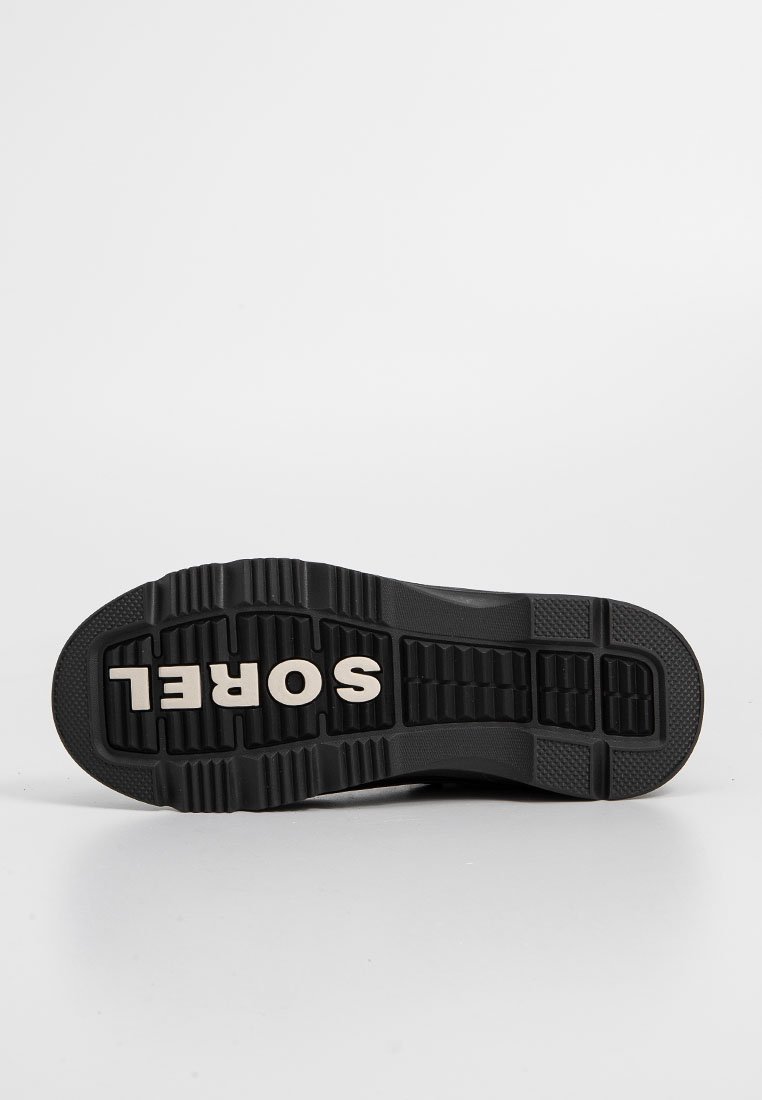 Schwarze Gummisohle des Schuhs mit strukturiertem Grip und erhabenem "SOREL"-Logo in Beige, sowie einem gemusterten Profil für besseren Halt.