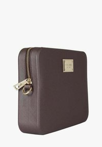 Custodia in pelle marrone con texture, dotata di una cerniera dorata e dettagli in metallo, di forma rettangolare e con una targhetta con il logo del marchio sulla parte anteriore.