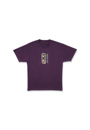 Paarse katoenen t-shirt met een centrale grafische ontwerp met ronde patronen en scherpe accenten. Korte mouwen en een ronde hals.