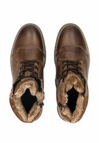 Stivaletti in pelle marrone con fodera in pelliccia sintetica, punta rotonda, lacci neri, dettagli in metallo e suola testurizzata.