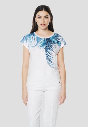 Weißes Baumwoll-T-Shirt mit blauem Palmenblattmuster über den Ärmeln, kurzen Ärmeln mit leichtem Rüschensaum und rundem Ausschnitt.