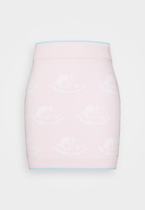 Pletená sukňa v jemnej ružovej farbe so subtilným bielym vzorom obláčikov; má rebrovaný pás s jemne modrými akcentmi.