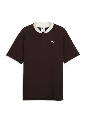 T-shirt Puma marrone scuro a maniche corte con colletto bianco e piccolo logo Puma bianco sul lato sinistro del petto, patta frontale con bottoni.