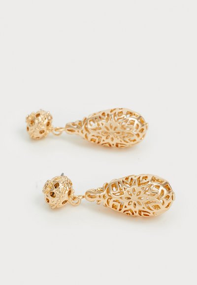 Goldfiligran-Hängohrringe mit filigranen, ausgeschnittenen Blumenmustern, die mit einem runden, strukturierten Stecker und dekorativen Details versehen sind.