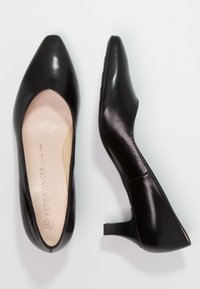 Czarne skórzane szpilki z ostrym noskiem, niskim obcasem typu blok, jasnobarwną wkładką z nazwą marki, gładką, teksturowaną powierzchnią.