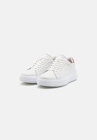 Sneaker in pelle bianca con un design a bassa cima, caratterizzati da una punta rotonda, suola in gomma bianca e un'accents rosa chiaro sul tallone.