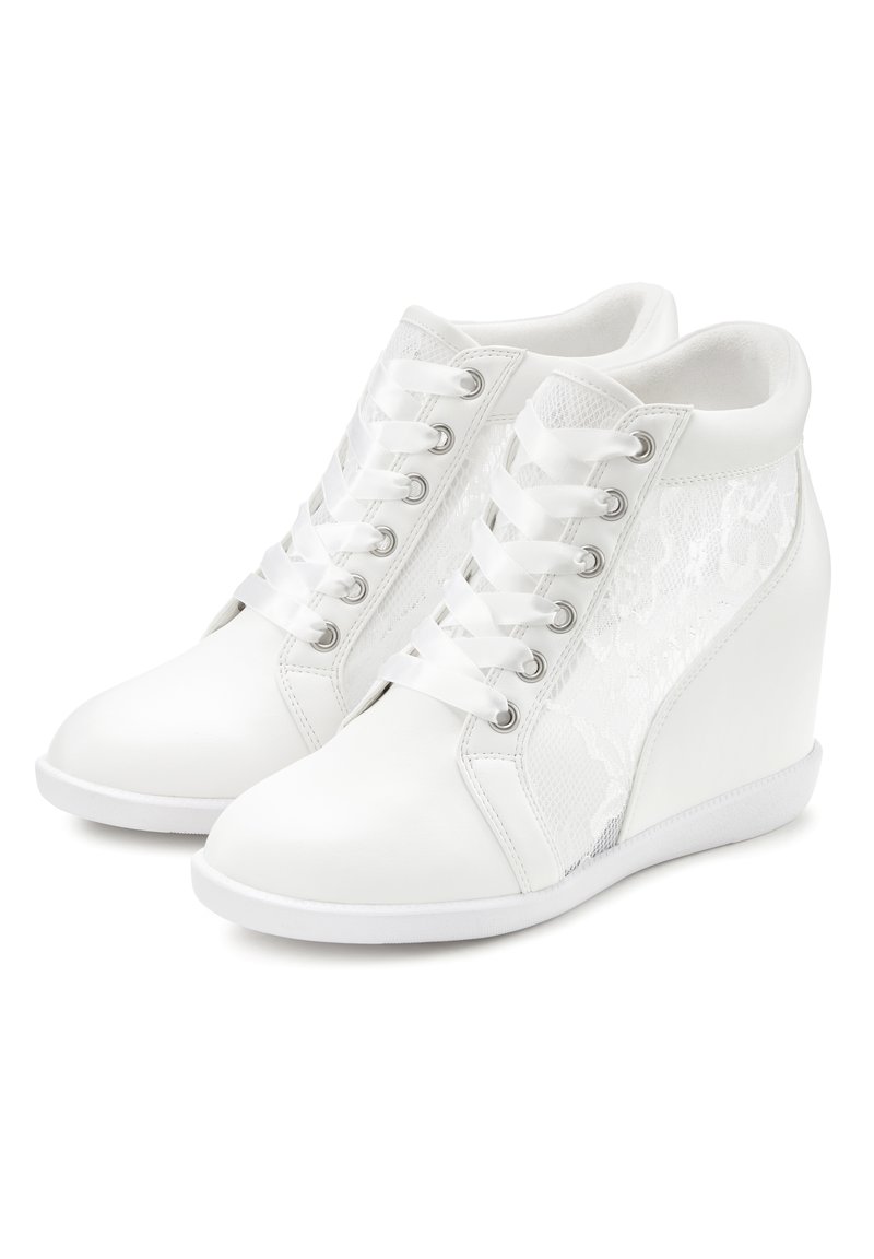 Weiße High-Top-Wedge-Sneaker mit einem glatten Lederoberteil, Schnürdetails und seitlichen Mesh-Panels mit einem dezenten Muster. Gummisohle.