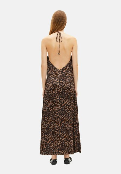 Maxi-jurk met een diepe V-rug, met een bruin en zwart dierenprintpatroon. Gemaakt van lichtgewicht stof, vloeiende ontwerp, verstelbare banden.