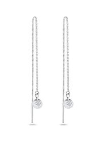 Los pendientes de plata cuentan con largas y delgadas cadenas con colgantes circulares y brillantes en los extremos, reflejando la luz y mostrando un intrincado detalle.