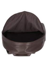 Mochila de cuero marrón, de forma redonda, con un exterior de textura suave y un interior de tela negra con cierre de cremallera.