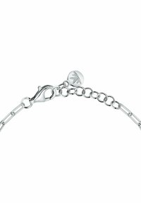 Bracciale in argento con chiusura a moschettone e design a catena, dotato di un charm tondo inciso con un motivo a foglia.