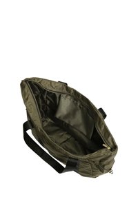 Oliwkowa torba nylonowa z zamkiem błyskawicznym, wewnętrzną kieszenią i czarnym tekstylnym paskiem. Gładka tekstura i przestronny design do przenoszenia rzeczy.