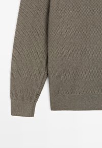 Gestrickter Pullover in gedämpftem Olivgrün mit strukturiertem Muster, gerippten Bündchen und Saum. Entworfen mit lockerem Schnitt und langen Ärmeln.