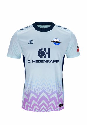 Jasnoniebieska koszulka piłkarska SC Paderborn 07 z fioletowym geometrycznym wzorem na dole, ciemnoniebieskim kołnierzem i logotypami sponsorów na piersi i rękawie.