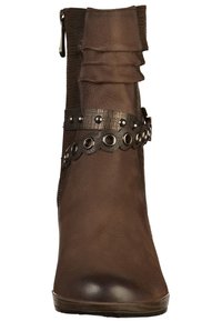 Bottine marron avec tige froncée, bande texturée présentant des découpes circulaires, et fermeture éclair latérale. Finition en cuir lisse et talon plat.