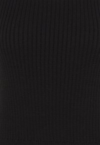 Zwart ribbelgebreid stof met een gestructureerd oppervlak. Het patroon heeft verticale lijnen die zijn gecreëerd door de brei-constructie.