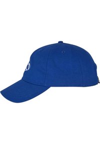 Kék baseballsapka ívelt sávval, pamutból kész�ült. Az elején hímzett logó található, a tetején szellőzőlyukakkal.