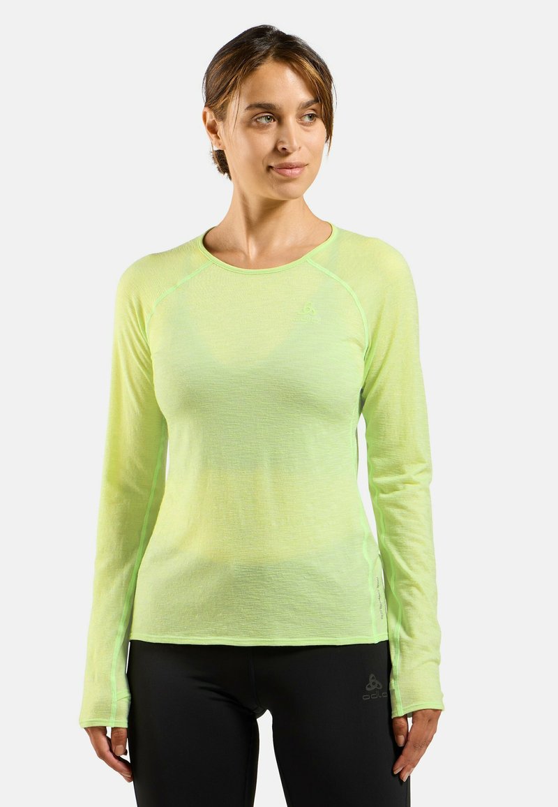 Langärmliges Sportshirt in leuchtendem Limettengrün, mit einem leichten, strukturierten Stoff, kontrastierenden Nähten und ergonomischem Design.
