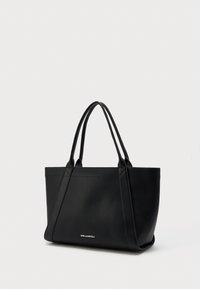 Schwarze Leder Tote Bag von Karl Lagerfeld mit zwei Schulterriemen und silbernem Logo auf der Vorderseite vor einem schlichten weißen Hintergrund.