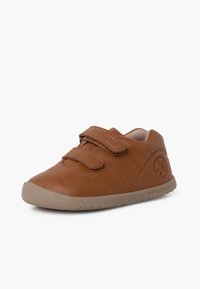 Sneaker in pelle marrone con due fascette in velcro, suola in gomma grigia e dettagli testurizzati sulla parte superiore. Presenta un piccolo logo sul lato.