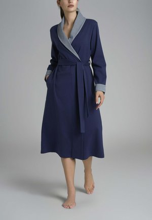 Robe blu navy con colletto a scialle e polsini a quadri, realizzato in un tessuto morbido. Presenta una vita legata e due tasche laterali.